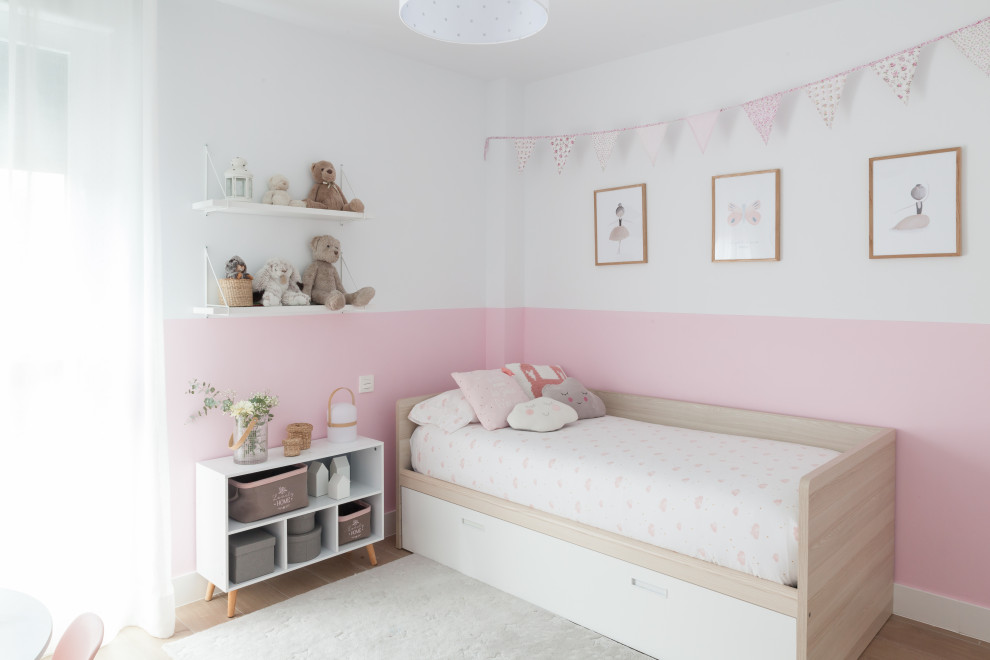 Idée de décoration pour une chambre d'enfant de 4 à 10 ans nordique de taille moyenne avec un mur rose, un sol marron et un sol en carrelage de céramique.