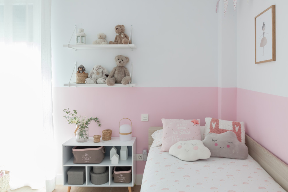На фото: детская среднего размера в скандинавском стиле с спальным местом, розовыми стенами, полом из керамической плитки и коричневым полом для ребенка от 4 до 10 лет, девочки с