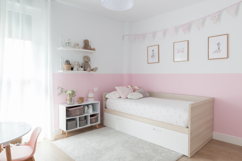 Источник вдохновения для домашнего уюта: детская среднего размера в скандинавском стиле с спальным местом, розовыми стенами, полом из керамической плитки и коричневым полом для ребенка от 4 до 10 лет, девочки