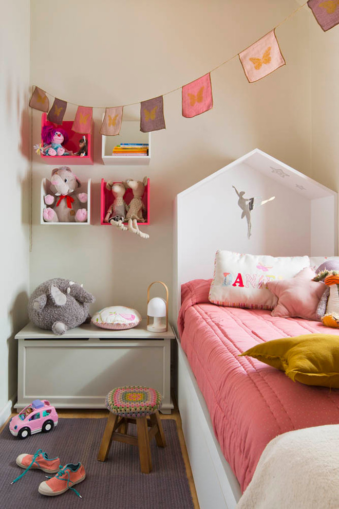 Esempio di una piccola cameretta per bambini da 1 a 3 anni shabby-chic style con pareti bianche e pavimento in legno massello medio