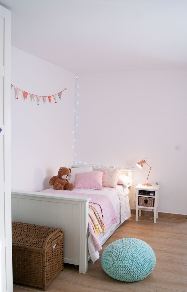 Cette image montre une chambre d'enfant méditerranéenne avec un sol en carrelage de porcelaine.