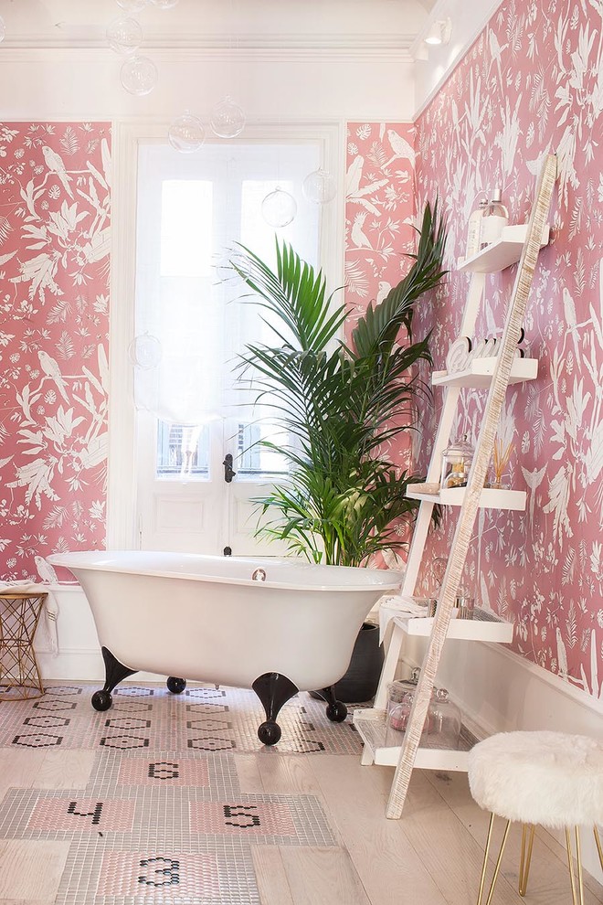 マドリードにある小さなシャビーシック調のおしゃれな子供部屋 (ピンクの壁、ピンクの床) の写真