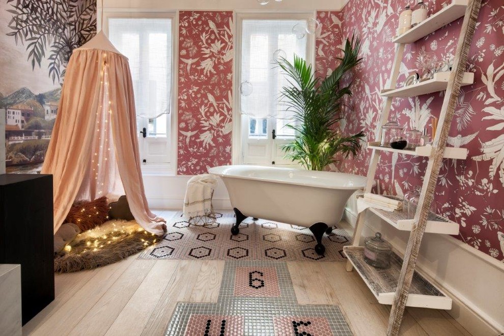 Стильный дизайн: маленькая нейтральная детская в стиле шебби-шик с спальным местом, розовыми стенами и розовым полом для на участке и в саду, ребенка от 1 до 3 лет - последний тренд
