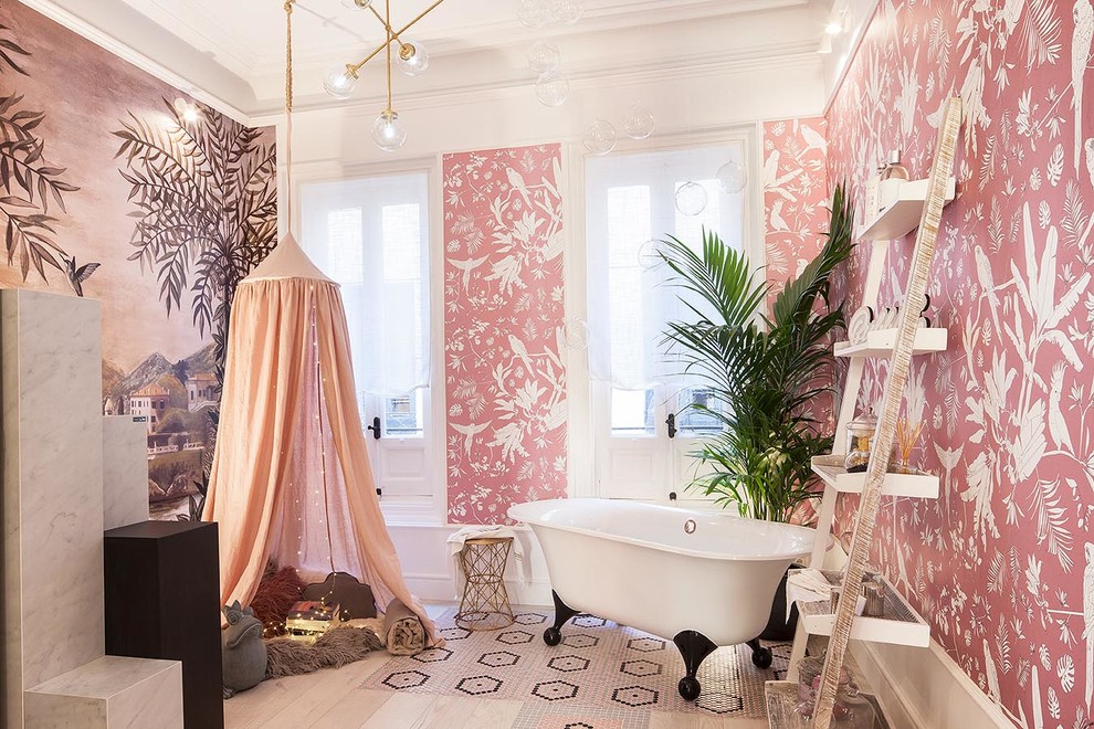 Foto på ett litet shabby chic-inspirerat könsneutralt småbarnsrum kombinerat med sovrum, med rosa väggar och rosa golv