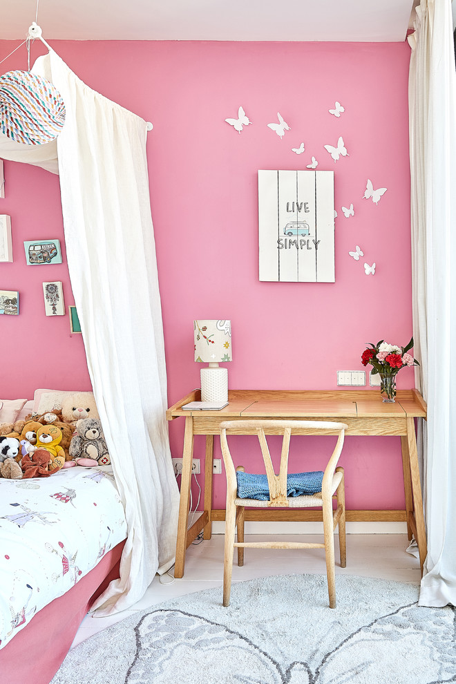 Immagine di una cameretta per bambini da 4 a 10 anni tradizionale di medie dimensioni con pareti rosa