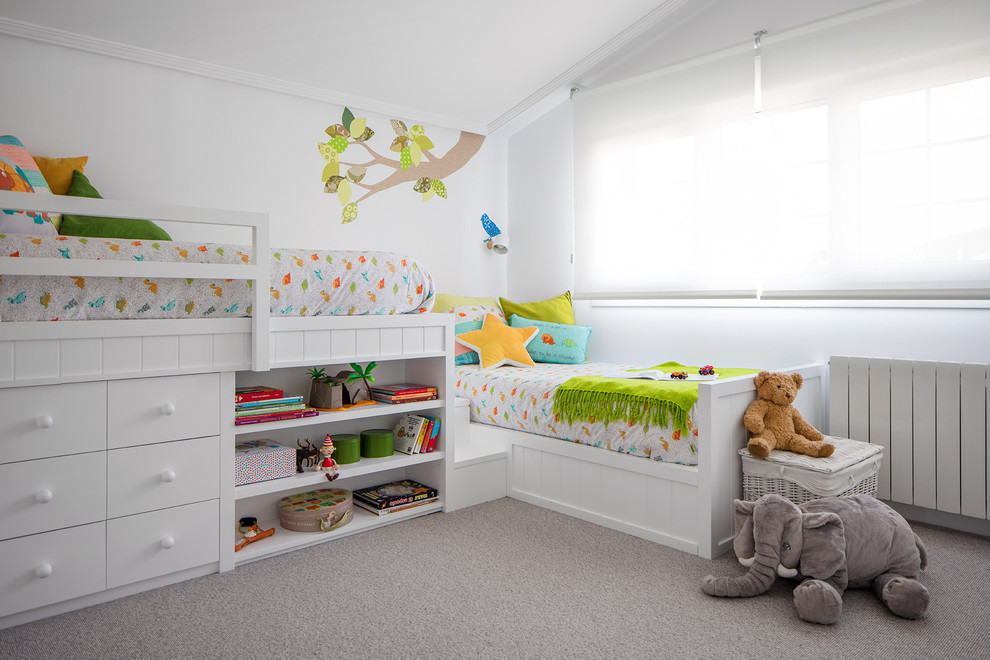 Immagine di una piccola cameretta per bambini da 4 a 10 anni moderna con pareti bianche, moquette e pavimento grigio
