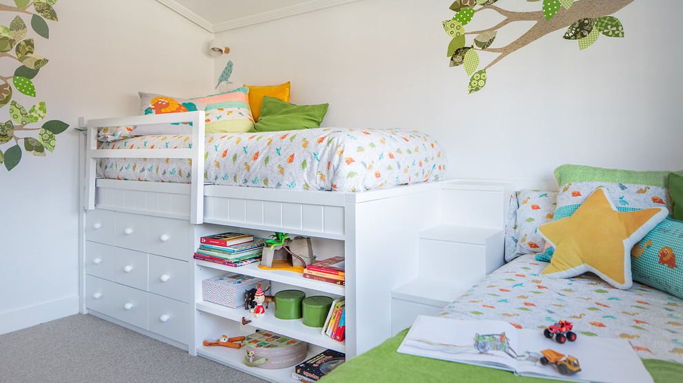 Bild på ett litet funkis könsneutralt barnrum kombinerat med sovrum och för 4-10-åringar, med vita väggar, heltäckningsmatta och grått golv