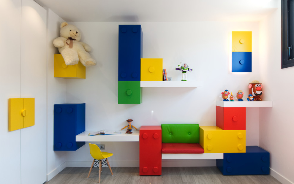 Foto de habitación infantil unisex actual con escritorio, paredes blancas y suelo gris