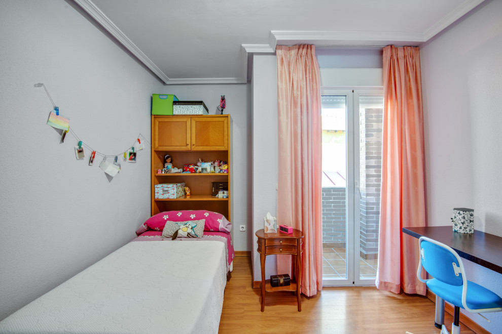 На фото: большая детская в классическом стиле с спальным местом, фиолетовыми стенами, паркетным полом среднего тона, коричневым полом и многоуровневым потолком для ребенка от 4 до 10 лет, девочки с