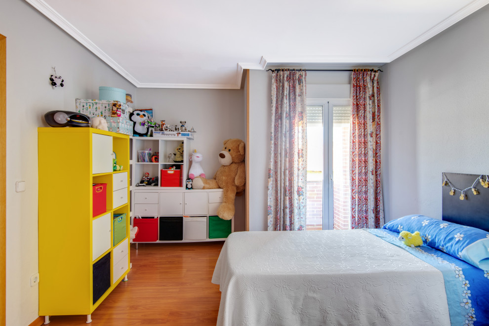 Foto di una grande cameretta per bambini da 4 a 10 anni tradizionale con pareti grigie, pavimento in legno massello medio, pavimento marrone e soffitto ribassato