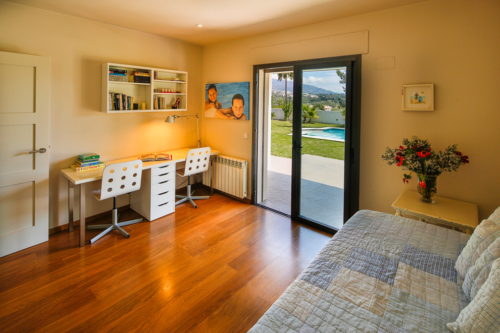 Imagen de dormitorio infantil de 4 a 10 años tradicional renovado grande con suelo de madera en tonos medios