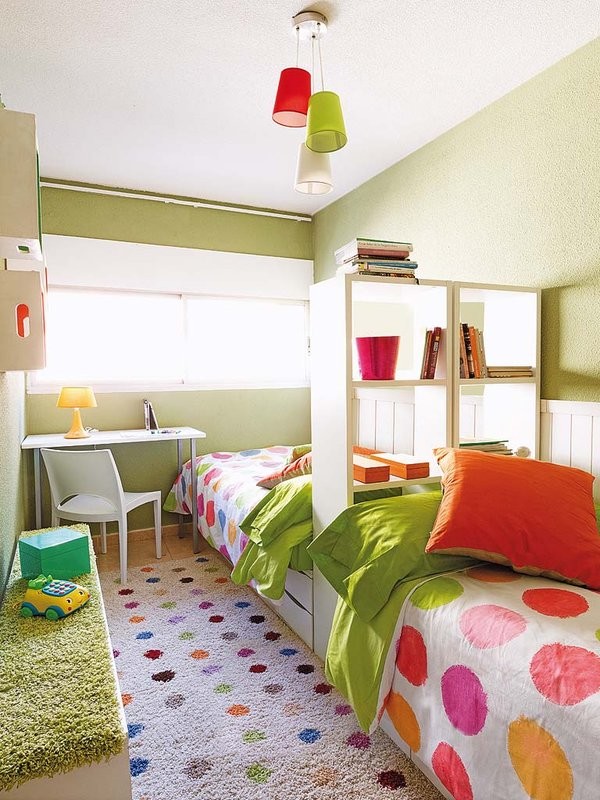 Kleines, Neutrales Modernes Kinderzimmer mit Schlafplatz, grüner Wandfarbe und Keramikboden in Madrid