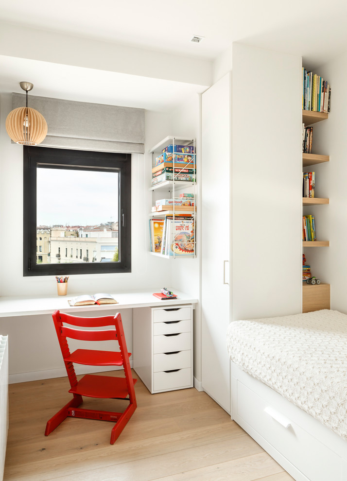 Idée de décoration pour une chambre neutre de 4 à 10 ans minimaliste de taille moyenne avec un bureau, un mur blanc, parquet clair et un sol beige.