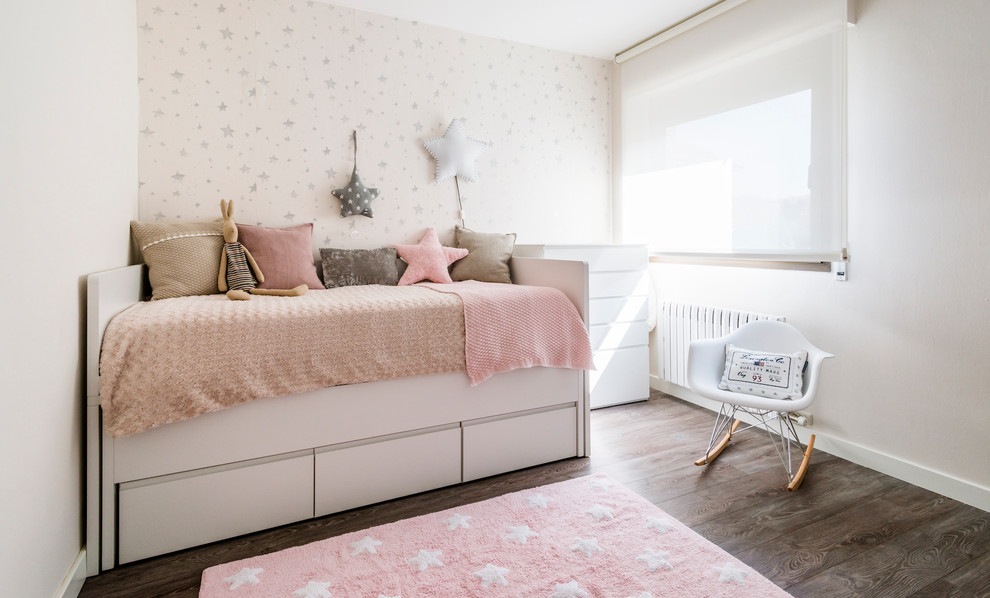 Foto på ett litet skandinaviskt flickrum kombinerat med sovrum