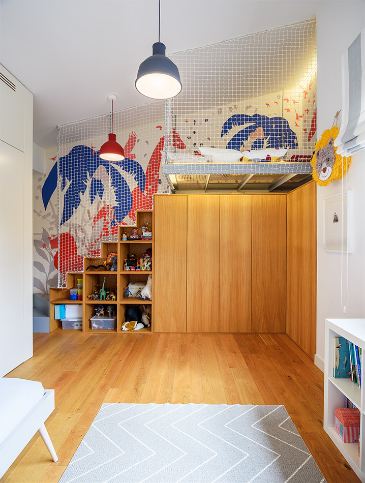 Ejemplo de dormitorio infantil de 1 a 3 años contemporáneo grande con paredes blancas y suelo de madera en tonos medios