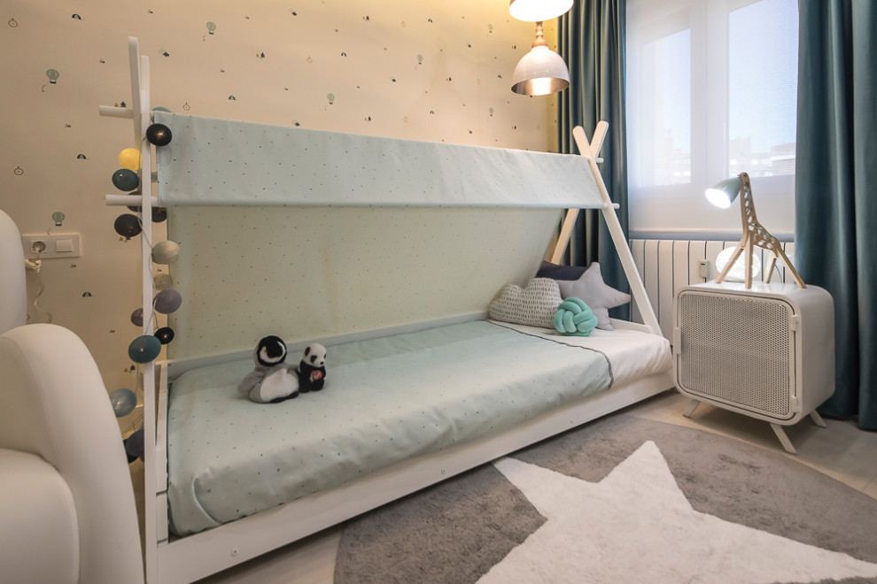 Idee per una cameretta per bambini da 1 a 3 anni boho chic di medie dimensioni con pareti multicolore, pavimento in laminato e pavimento grigio