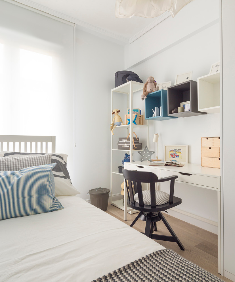 Идея дизайна: нейтральная детская среднего размера в скандинавском стиле с спальным местом, белыми стенами и паркетным полом среднего тона для ребенка от 4 до 10 лет