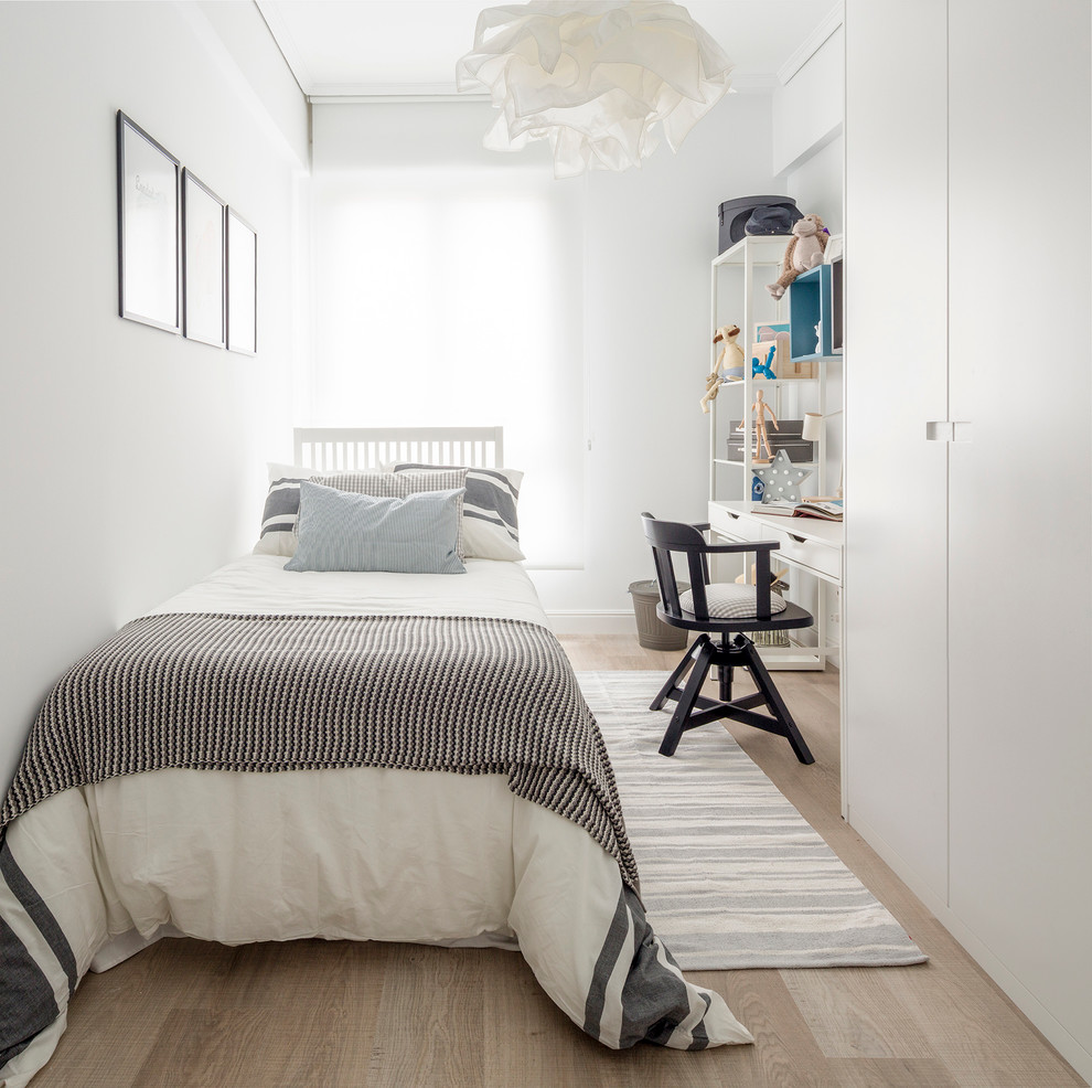 Inspiration för ett mellanstort skandinaviskt könsneutralt barnrum kombinerat med sovrum och för 4-10-åringar, med vita väggar och mellanmörkt trägolv