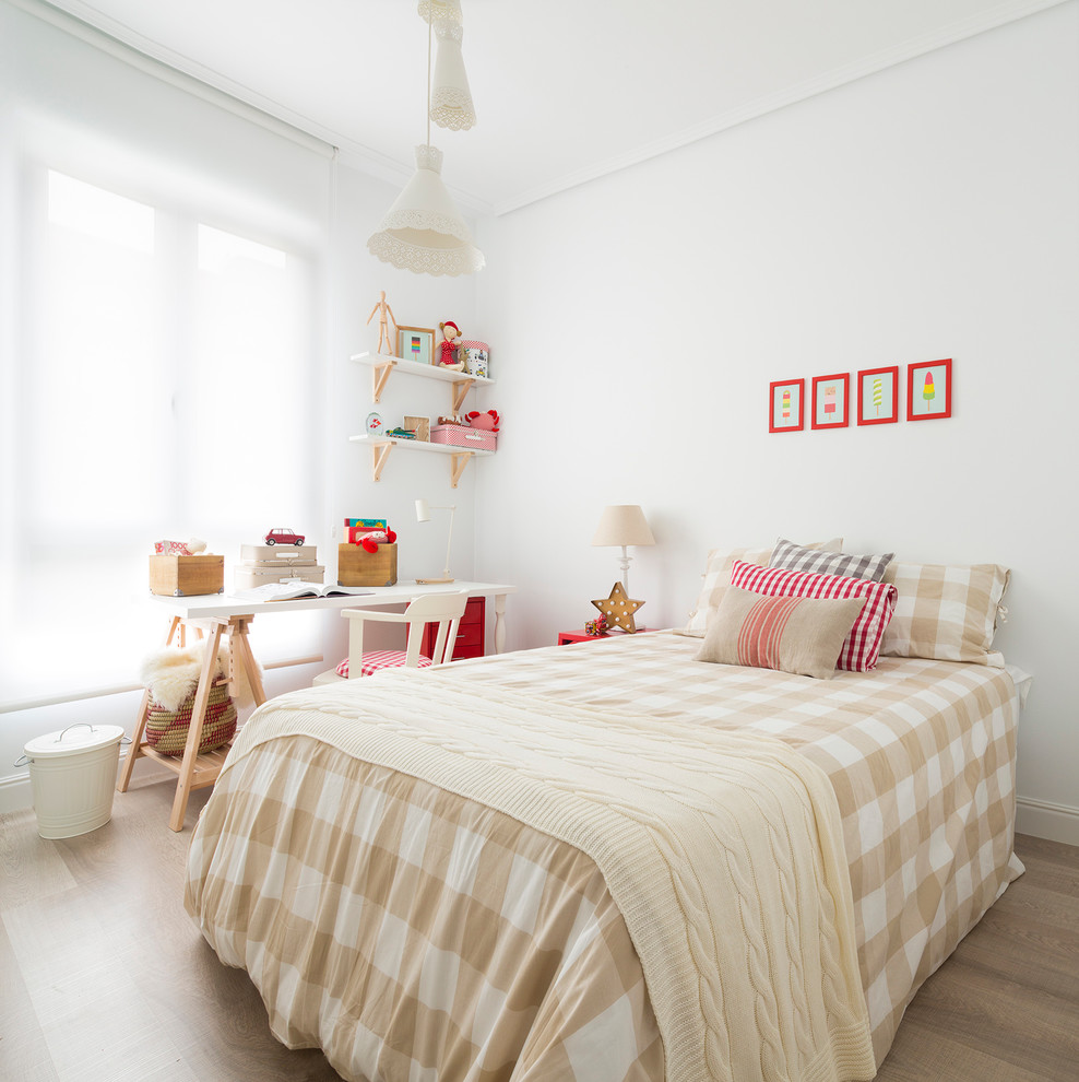 Cette photo montre une chambre d'enfant de 4 à 10 ans scandinave de taille moyenne avec un mur blanc et un sol en bois brun.