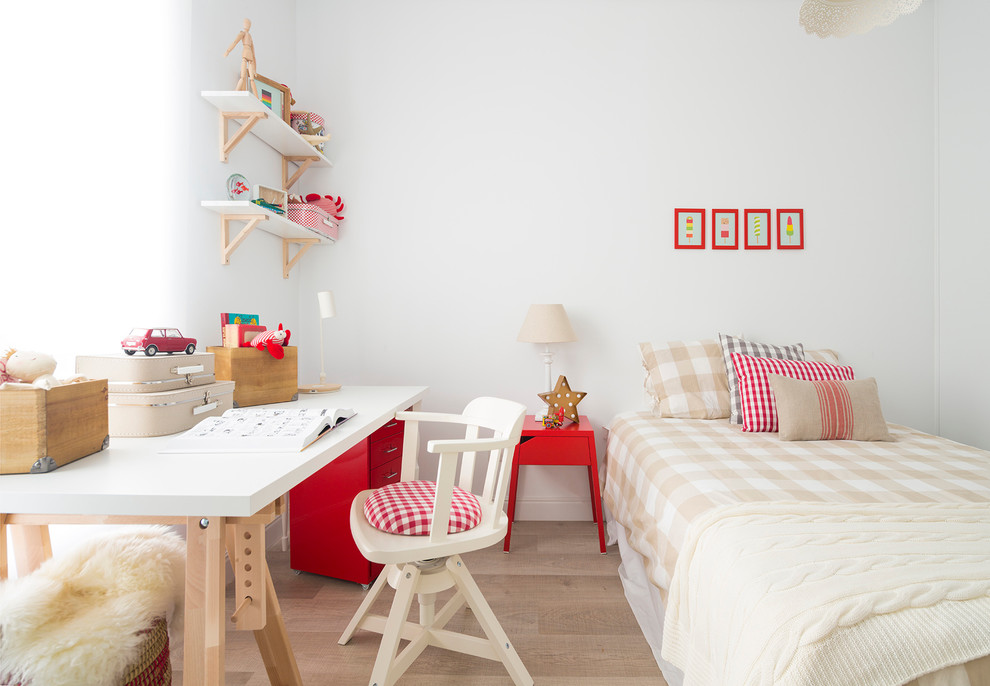Foto på ett mellanstort minimalistiskt flickrum kombinerat med sovrum och för 4-10-åringar, med vita väggar och mellanmörkt trägolv