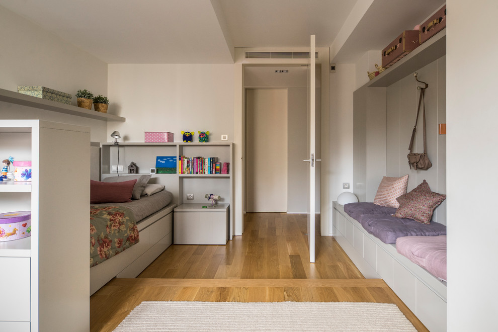 他の地域にあるコンテンポラリースタイルのおしゃれな子供部屋 (白い壁、無垢フローリング、茶色い床) の写真