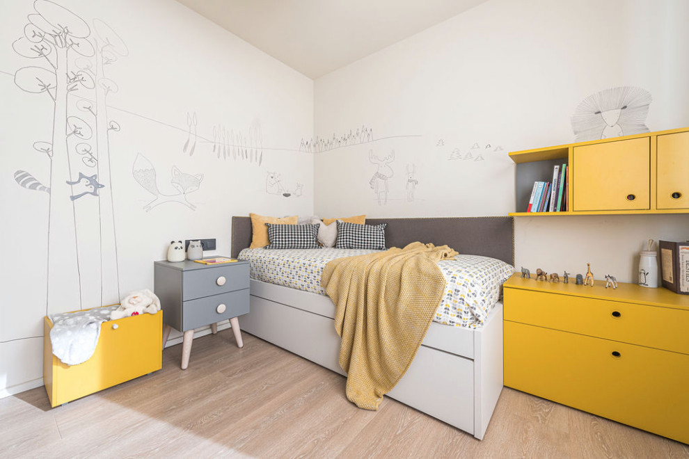 Ispirazione per una cameretta per bambini da 4 a 10 anni design di medie dimensioni con pareti bianche, parquet chiaro, pavimento beige e carta da parati