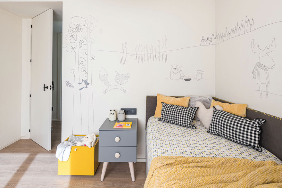 На фото: детская среднего размера в средиземноморском стиле с спальным местом, белыми стенами и светлым паркетным полом для ребенка от 4 до 10 лет, мальчика с