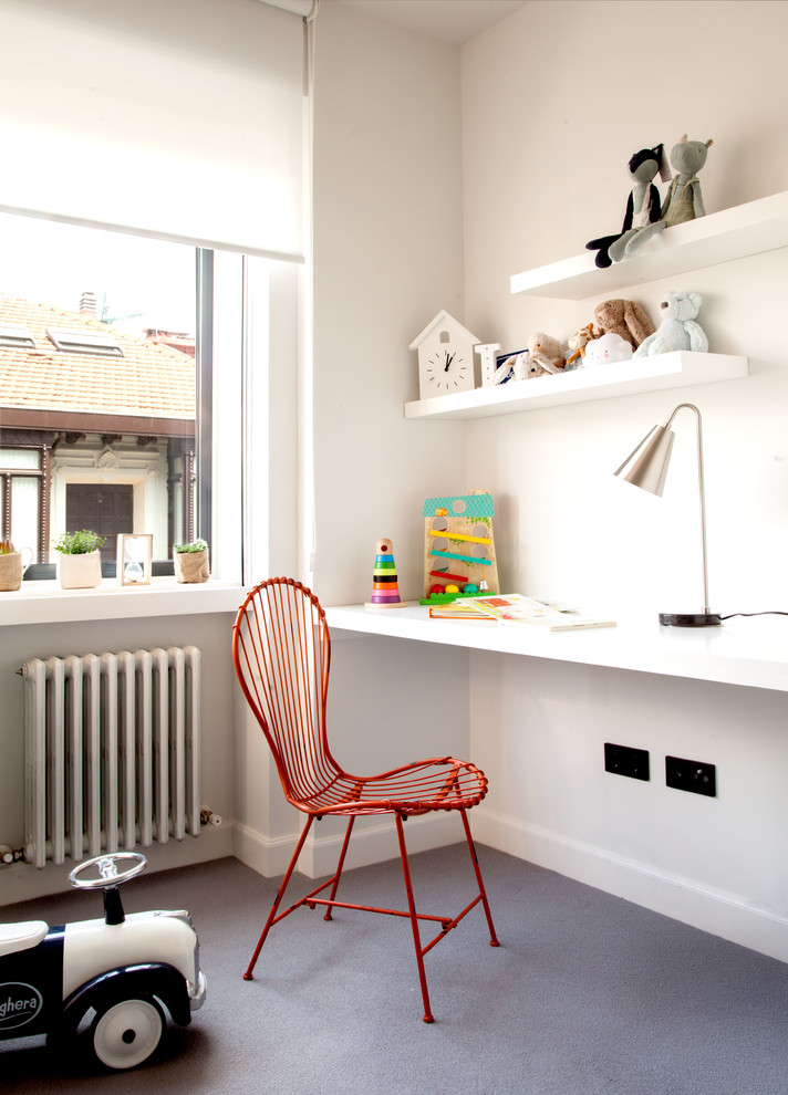 Foto de habitación infantil unisex actual con escritorio, moqueta, suelo gris y paredes blancas