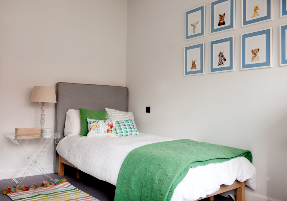 Idéer för ett modernt könsneutralt barnrum kombinerat med sovrum, med vita väggar, heltäckningsmatta och grått golv