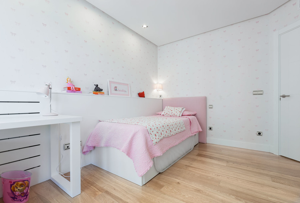 Kids' room - contemporary girl kids' room idea in Bilbao