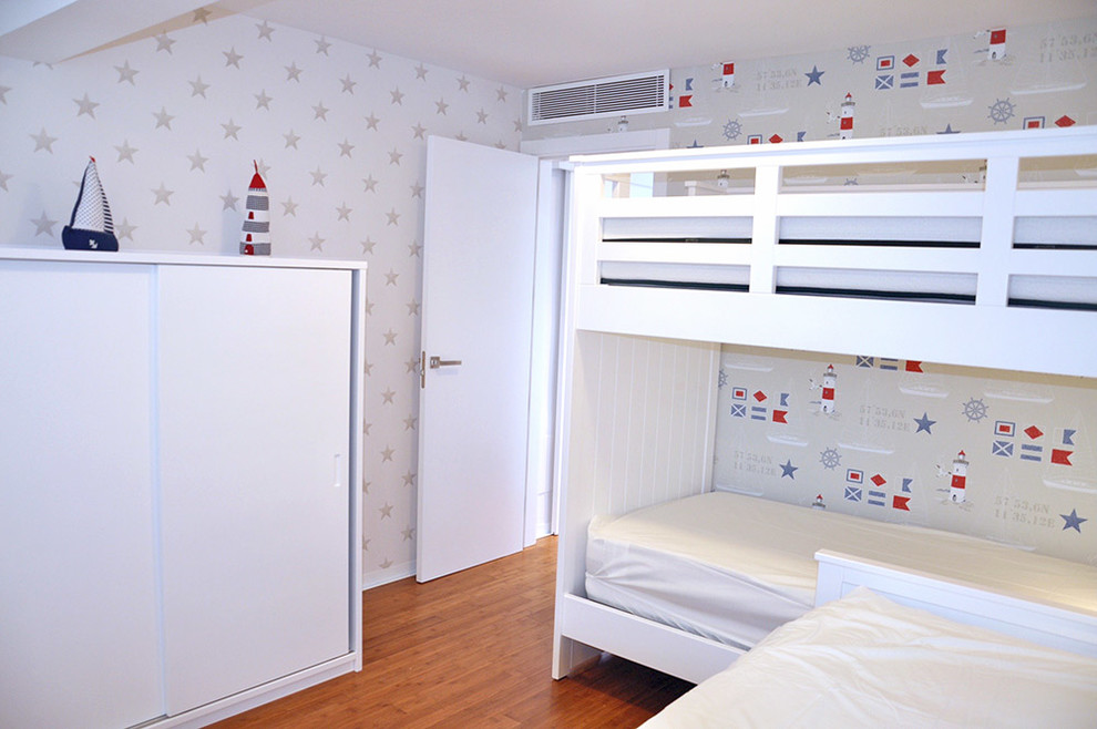 Exempel på ett mellanstort modernt könsneutralt småbarnsrum kombinerat med sovrum, med bambugolv
