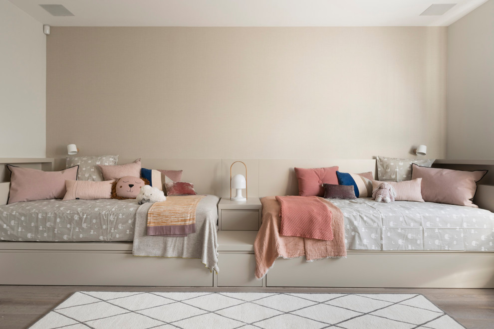 Idéer för stora funkis flickrum kombinerat med sovrum och för 4-10-åringar, med beige väggar och mellanmörkt trägolv