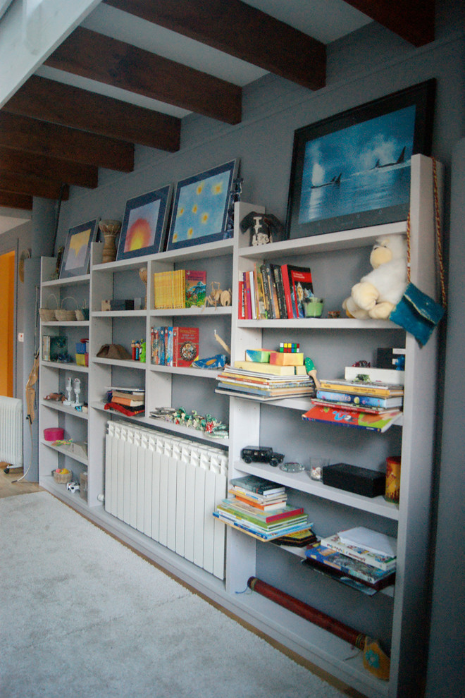 Idée de décoration pour une chambre d'enfant de 4 à 10 ans tradition de taille moyenne avec un mur bleu.