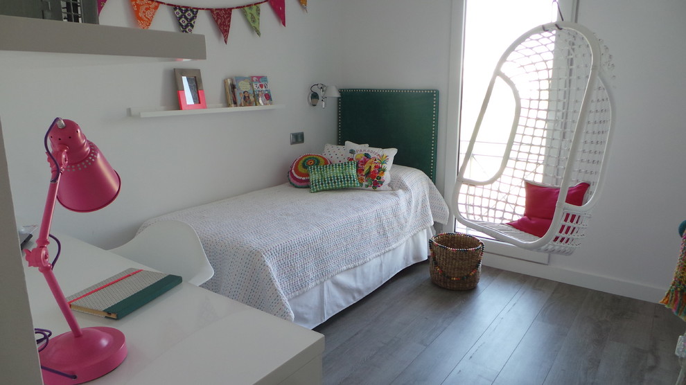 Imagen de dormitorio infantil de 4 a 10 años tradicional renovado de tamaño medio con paredes blancas y suelo de madera en tonos medios