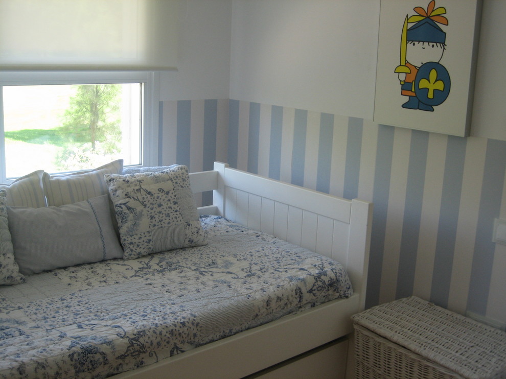 Design ideas for a small scandinavian gender neutral children’s room in Valencia with multi-coloured walls.