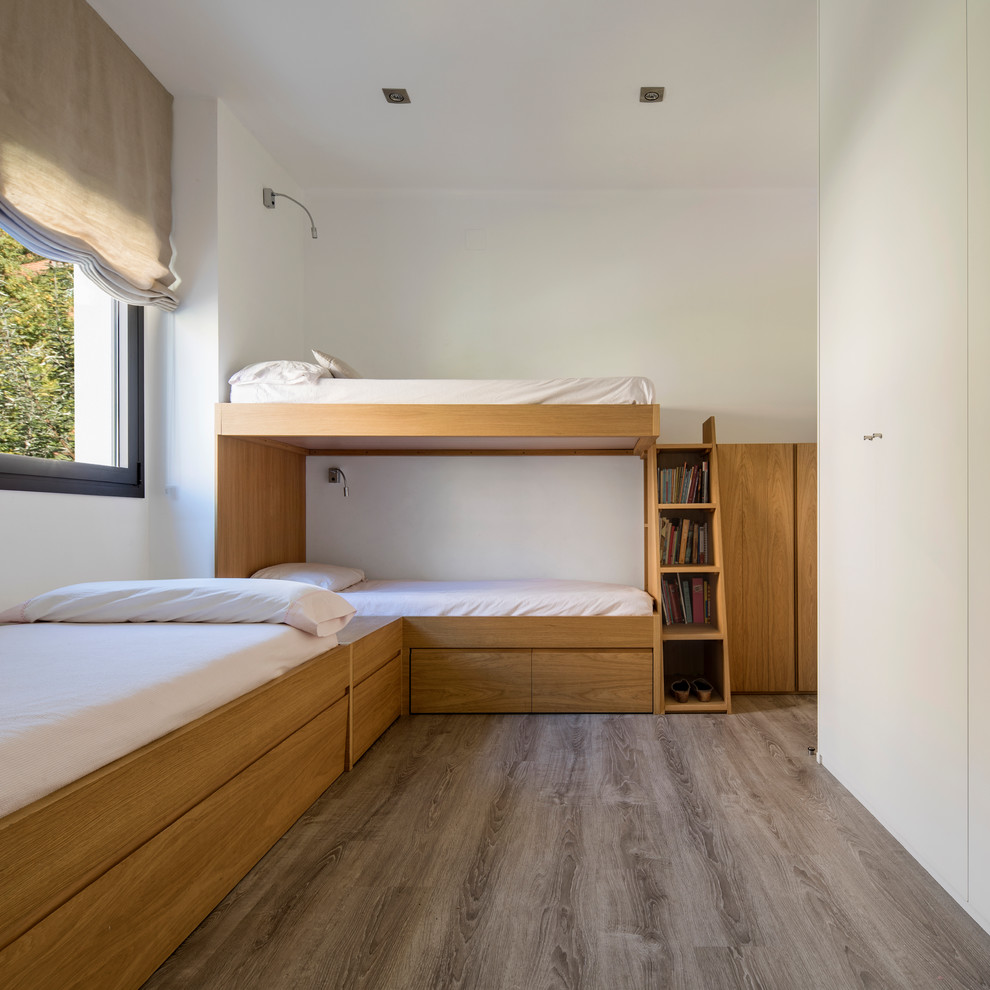 Inredning av ett nordiskt mellanstort könsneutralt tonårsrum kombinerat med sovrum, med vita väggar, mörkt trägolv och grått golv