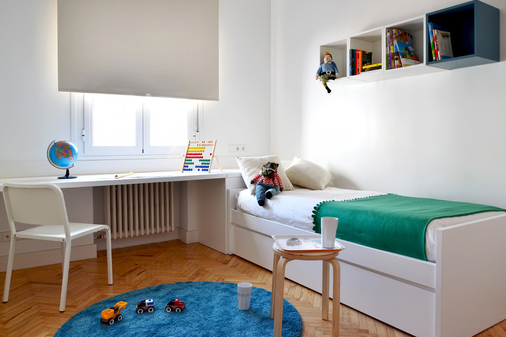 Идея дизайна: нейтральная детская среднего размера в скандинавском стиле с спальным местом, белыми стенами и паркетным полом среднего тона для ребенка от 4 до 10 лет