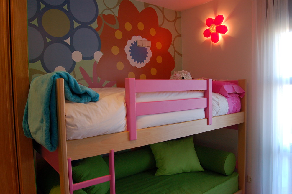Modelo de dormitorio infantil de 4 a 10 años clásico renovado de tamaño medio con paredes multicolor