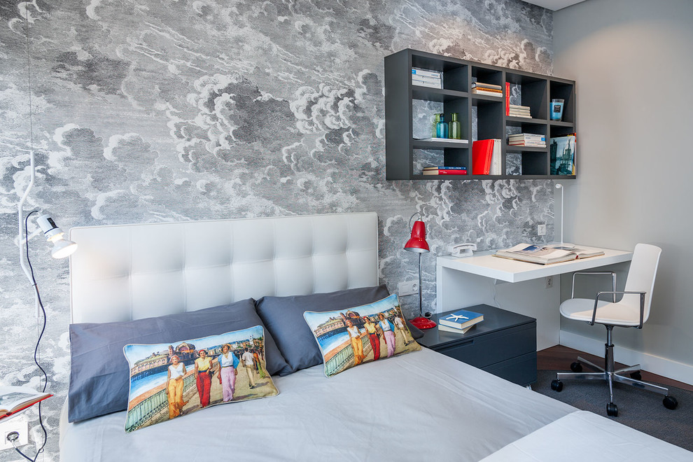 Bild på ett mellanstort funkis könsneutralt tonårsrum kombinerat med sovrum, med grå väggar och mörkt trägolv