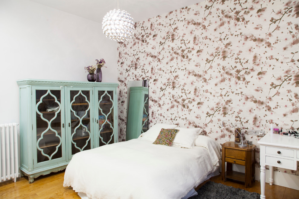 Modelo de dormitorio infantil romántico grande con paredes multicolor y suelo de madera en tonos medios