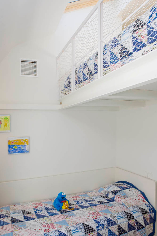 Exemple d'une chambre d'enfant de 4 à 10 ans scandinave de taille moyenne avec un mur blanc et un lit superposé.