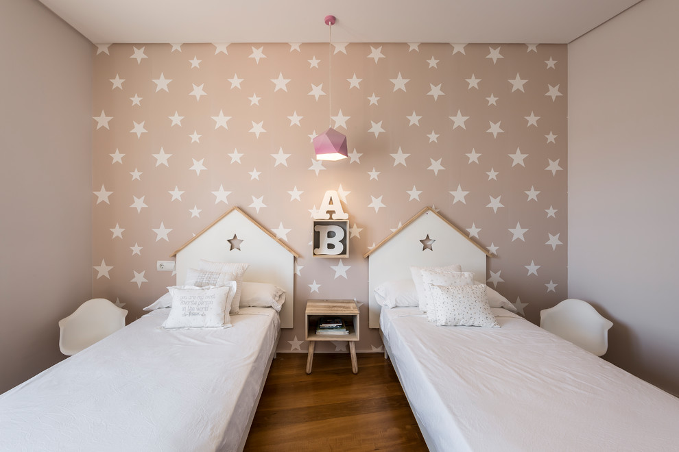 Imagen de dormitorio infantil de 4 a 10 años nórdico de tamaño medio con suelo de madera en tonos medios y paredes multicolor