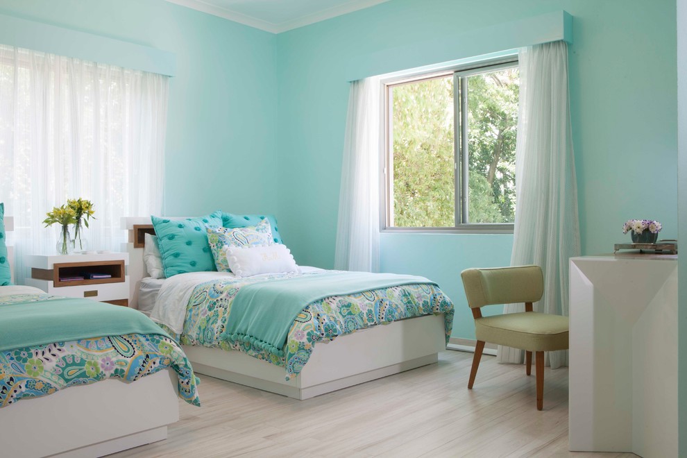 Immagine di una cameretta per bambini da 1 a 3 anni tradizionale con pareti blu, parquet chiaro e pavimento beige