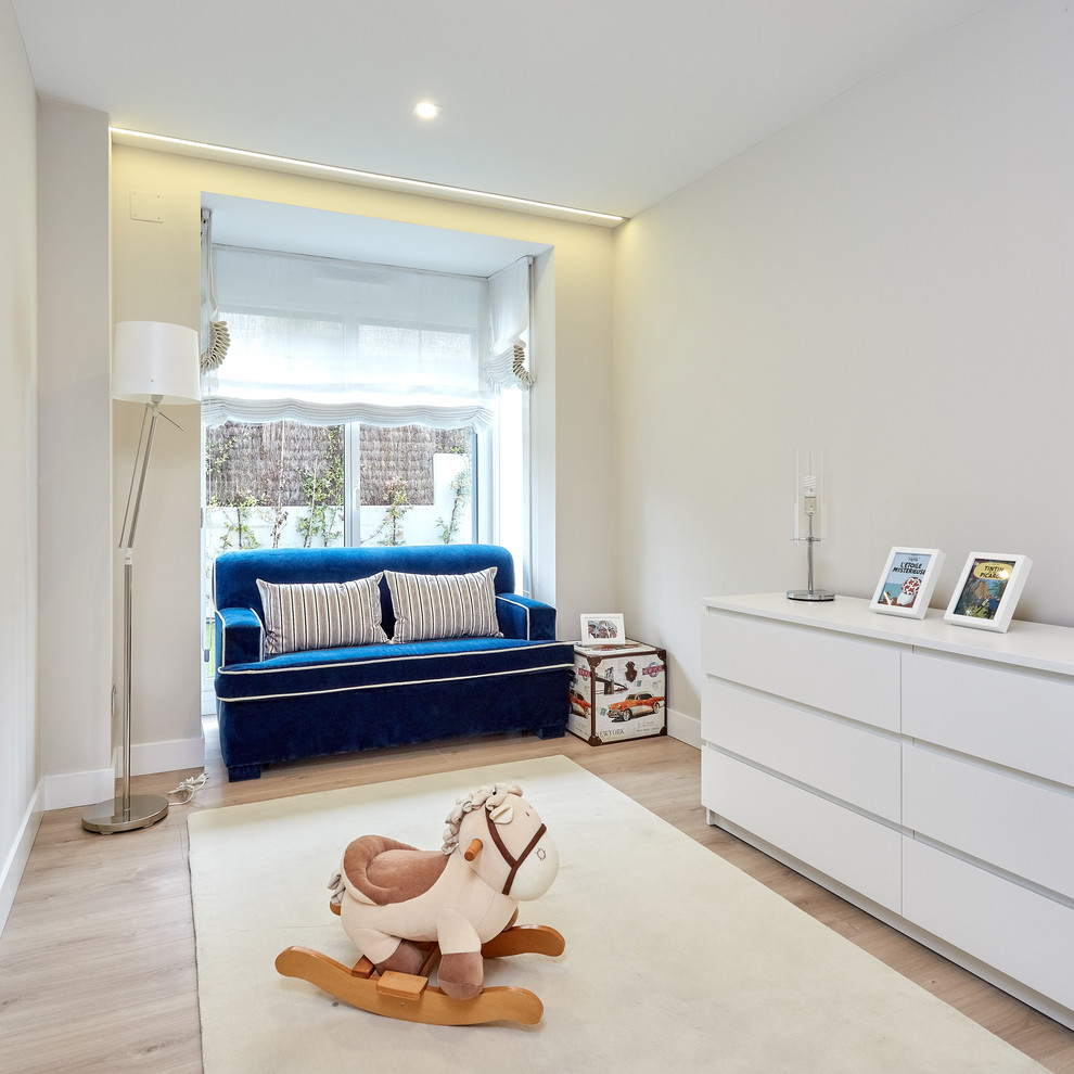 Idéer för ett mellanstort klassiskt könsneutralt småbarnsrum kombinerat med sovrum, med grå väggar, ljust trägolv och beiget golv