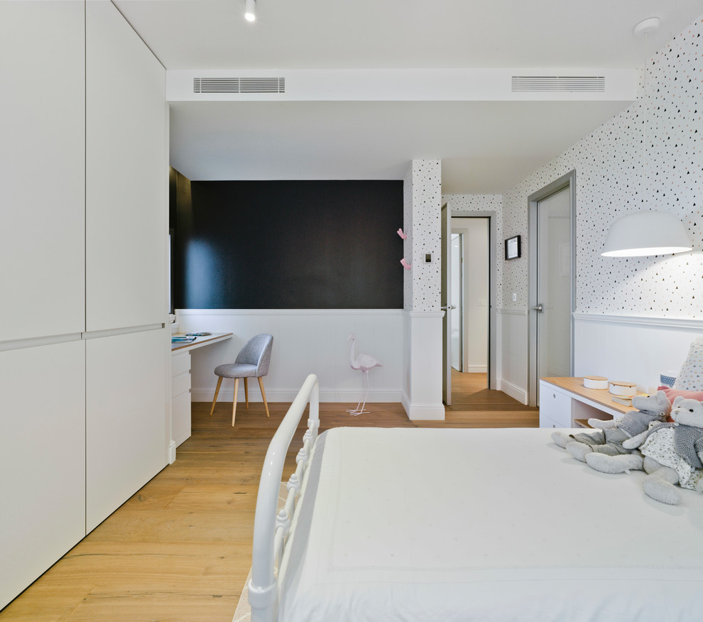 Mittelgroßes Modernes Mädchenzimmer mit Schlafplatz, bunten Wänden, hellem Holzboden und braunem Boden in Alicante-Costa Blanca
