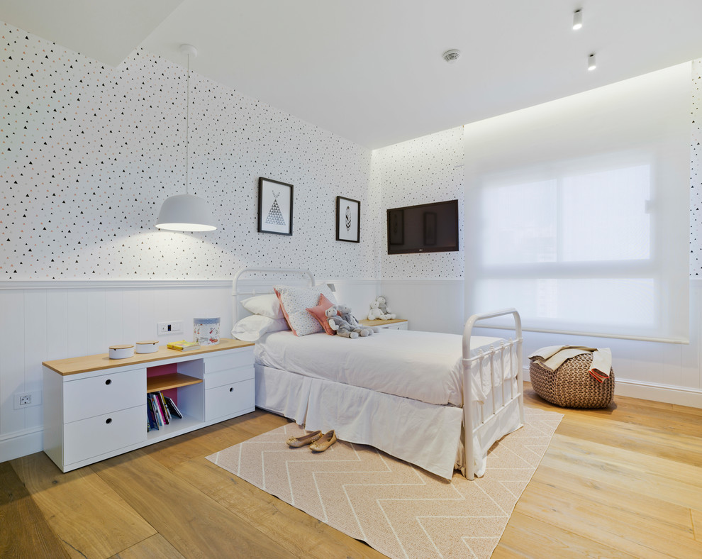 Idee per una cameretta per bambini da 4 a 10 anni minimal di medie dimensioni con pareti multicolore, pavimento marrone e pavimento in legno massello medio
