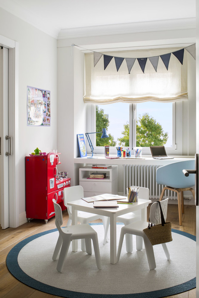 他の地域にある広い北欧スタイルのおしゃれな子供部屋 (白い壁、無垢フローリング、児童向け、茶色い床) の写真