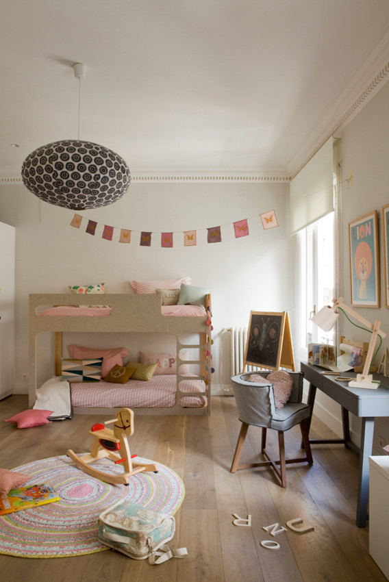 Foto de dormitorio infantil de 4 a 10 años de tamaño medio con paredes beige, suelo de madera en tonos medios y suelo marrón