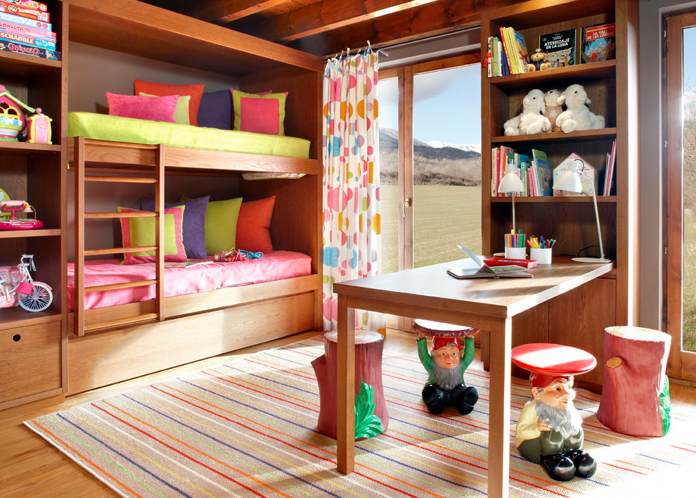 Modern inredning av ett mellanstort flickrum kombinerat med sovrum och för 4-10-åringar, med grå väggar och ljust trägolv