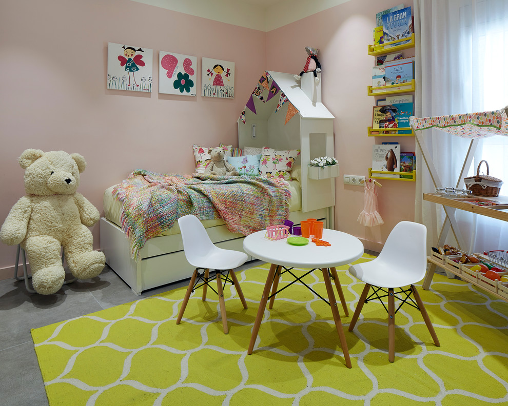 Immagine di una cameretta per bambini da 1 a 3 anni design di medie dimensioni con pareti rosa e pavimento con piastrelle in ceramica
